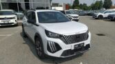 Nuova peugeot 2008 elettrica. Colore bianco. Vista laterale anteriore.