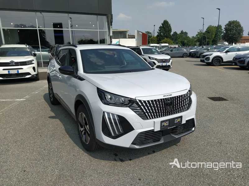 Nuova peugeot 2008 elettrica. Colore bianco. Vista laterale anteriore.